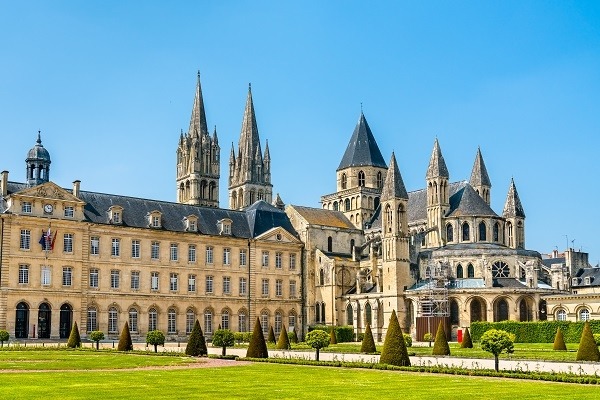 L'hôtel de ville et l'abbaye de Saint-Etienne à Caen, France